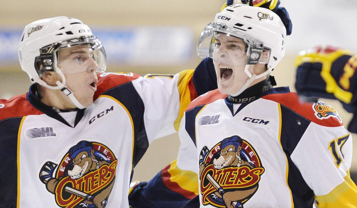 Erik Čenák (vľavo), v drese Erie Otters