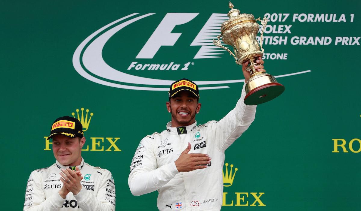 Lewis Hamiltons ďakuje fanúšikom na Silverstone.