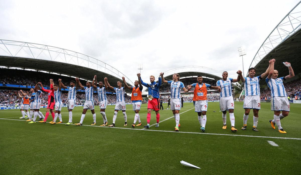 Hráči Huddersfieldu ďakujú fanúšikom po výhre.
