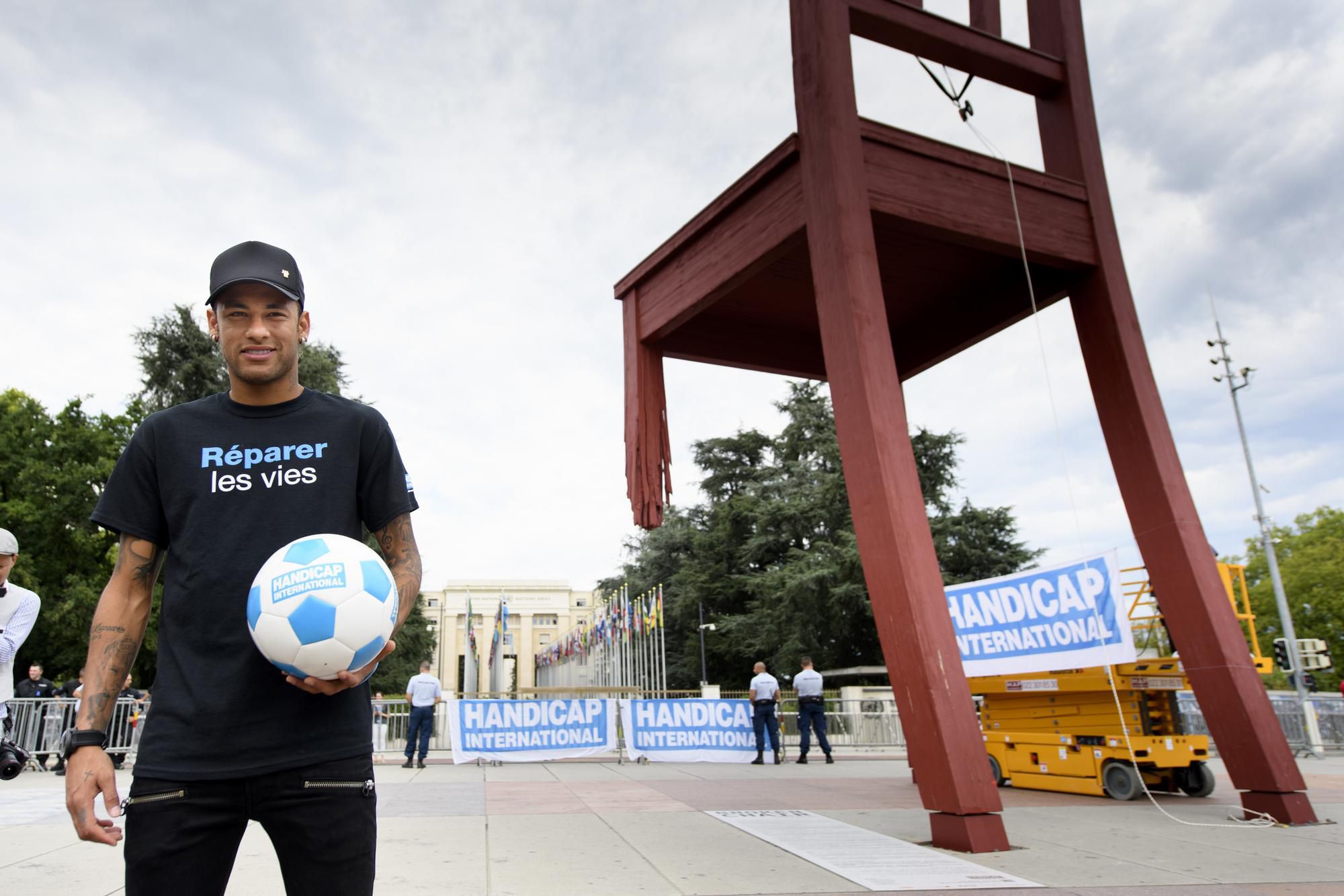Neymar pózuje pred veľkou sochou Zlomená stolička