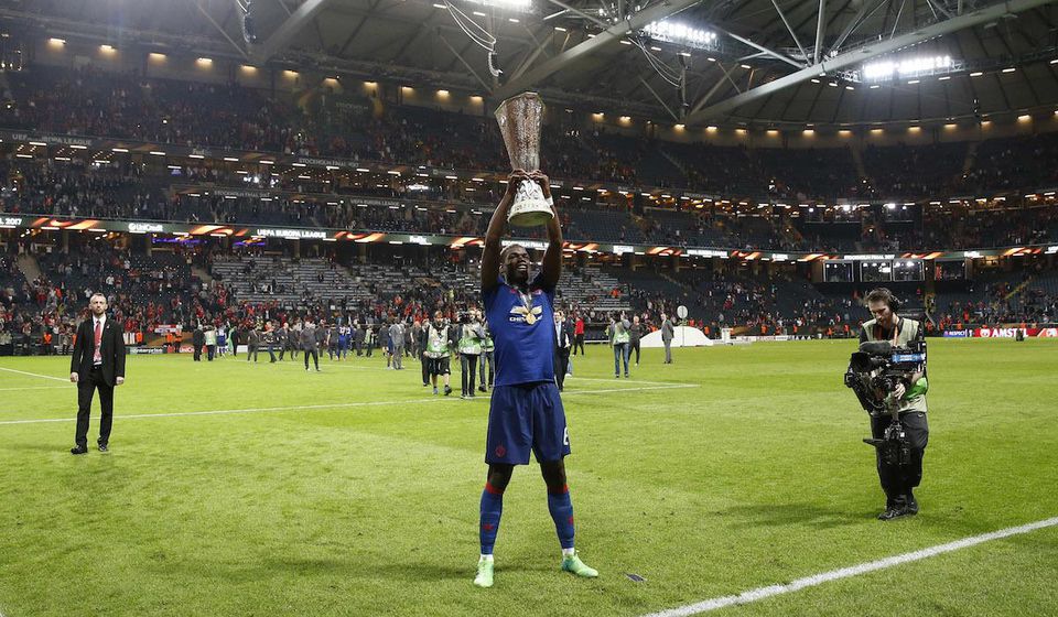 Paul Pogba s víťaznou trofejou Európskej ligy