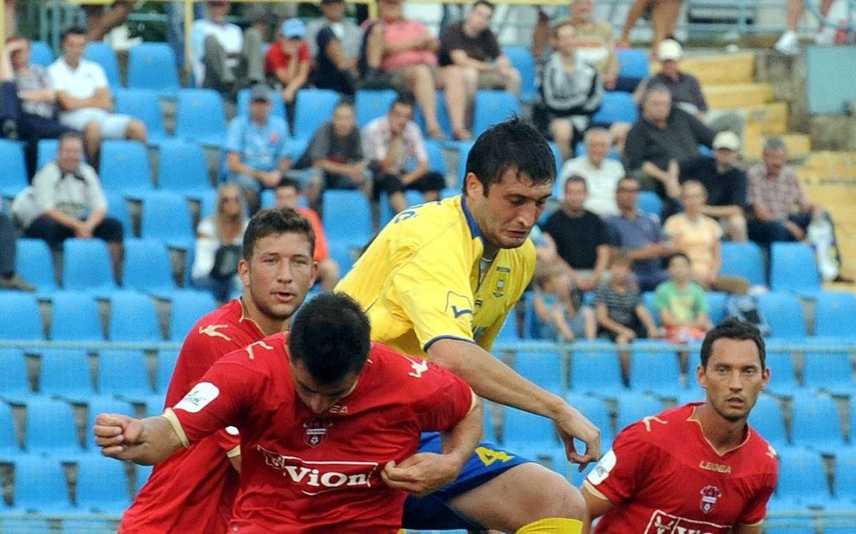 Ivan Djokovič z MFK Košice v súboji s hráčmi ViOnu Zlaté Moravce