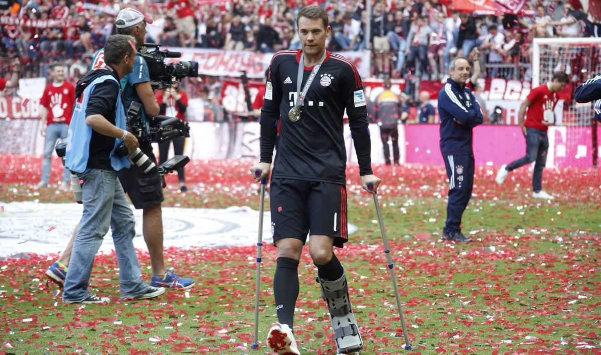 Osláviť bundesligový titul prišiel aj zranený Manuel Neuer