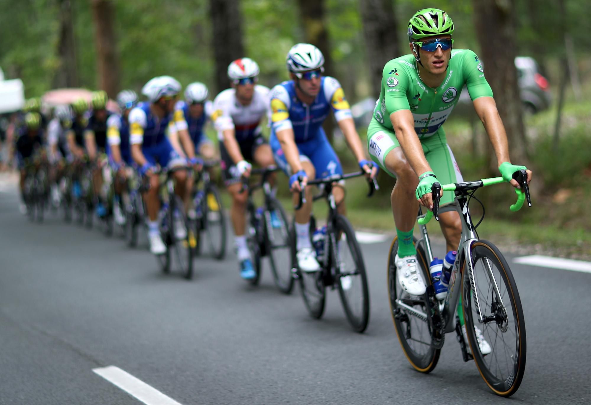 Marcel Kittel v zelenom drese Tour de France na čele skupiny jazdcov.