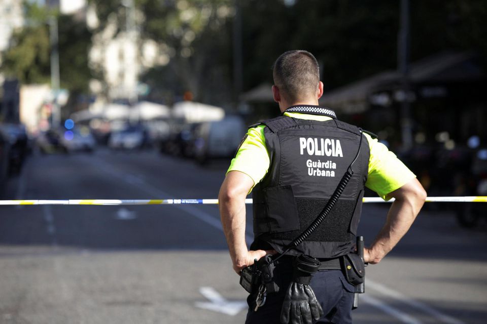 Policajt stráži miesto tragédie v Barcelone