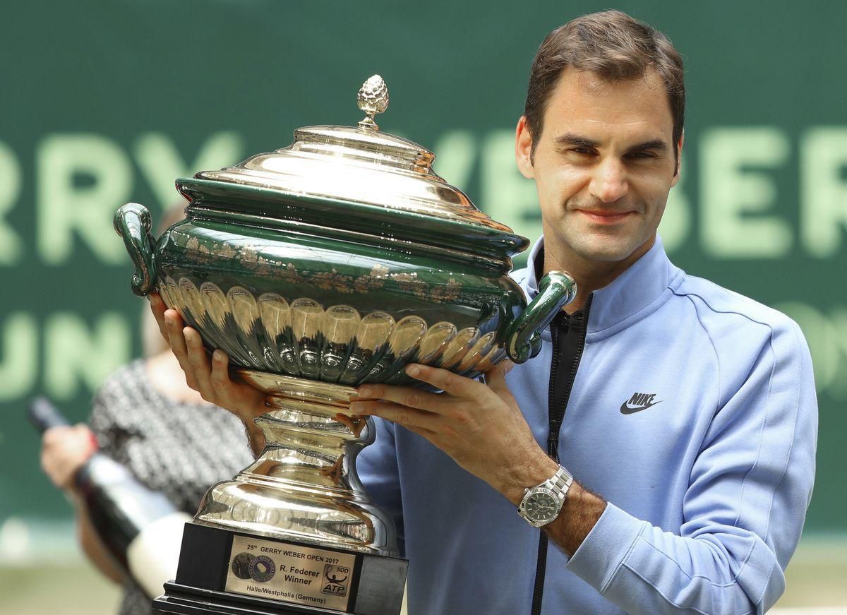 Švajčiarsky tenista Roger Federer s titulom v Halle