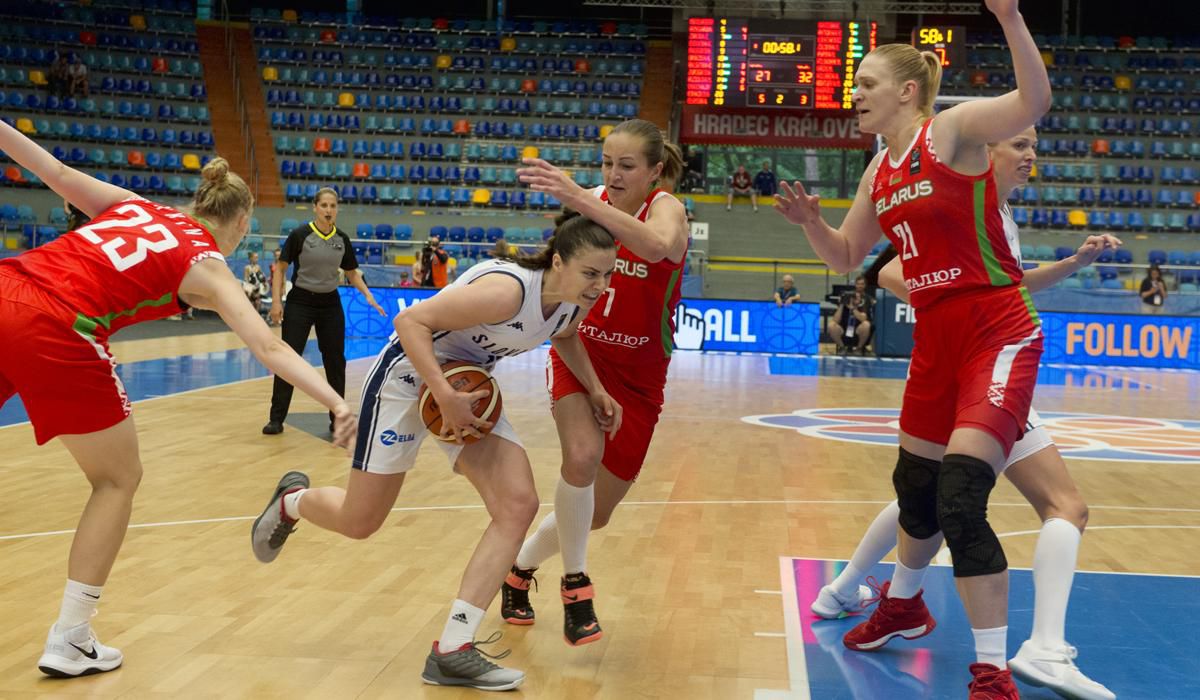 Barbora Bálintová (SVK), vľavo Janina Inkinová, druhá sprava Julija Rycikavová a vpravo Viktoria Hasperovová (všetky BLR) v zápase základnej B-skupiny na ME v basketbale žien