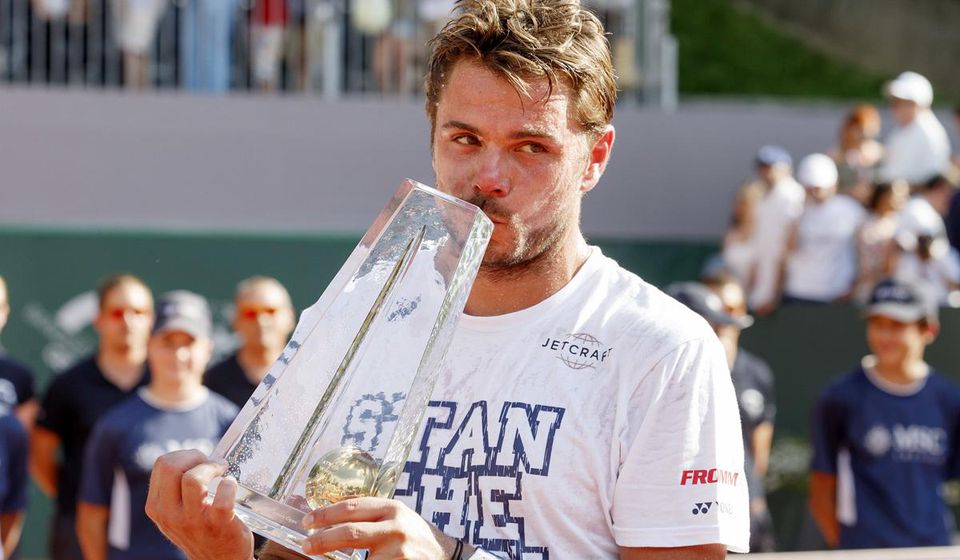 Švajčiarsky tenista Stan Wawrinka pózuje s trofejou po finále dvojhry na turnaji ATP v Ženeve