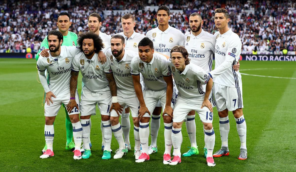 Hráči Realu Madrid pózujú na tímovú fotku pred zápasom Ligy majstrov.