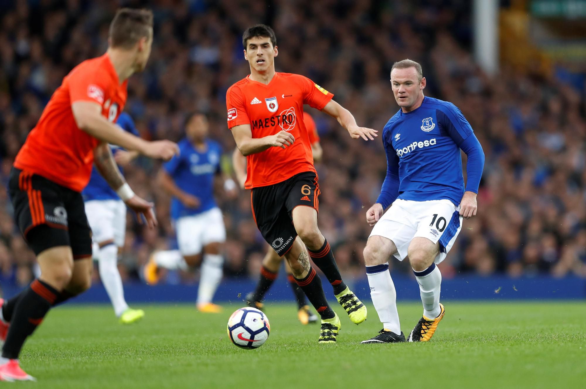 Kristi Qose z Ružomberka a Wayne Rooney z Evertonu