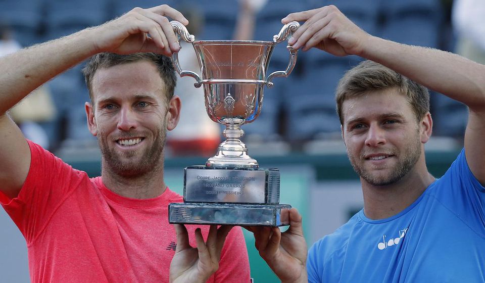 Ryan Harrison a Michael Venus oslavujú víťazstvo v štvorhre na Roland Garros