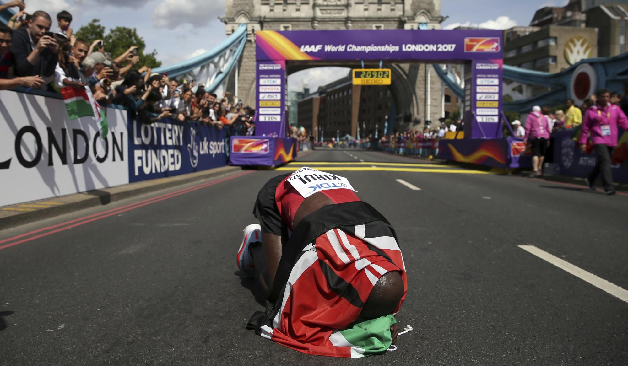 Keňan Geoffrey Kipkorir Kirui získal s časom 2:08:27 zlatú medailu v maratóne mužov na majstrovstvách sveta v atletike v Londýne
