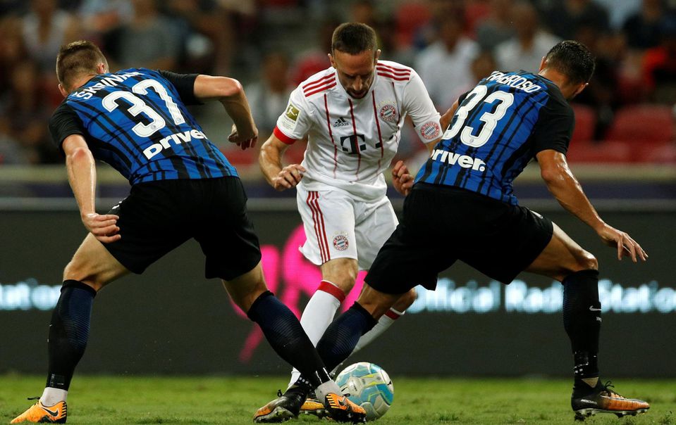 Milan Škriniar a Danilo D'Ambrosio (Inter Miláno) sa snažia zastaviť Francka Riberyho (Bayern)