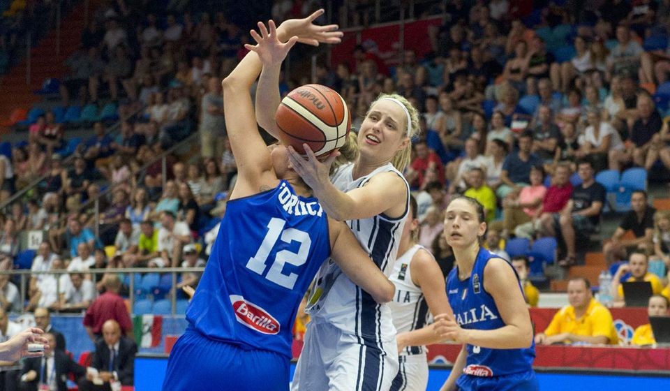 Marie Růžičková a Alessandra Fomicaová v stretnutí ME v basketbale žien Slovensko - Taliansko