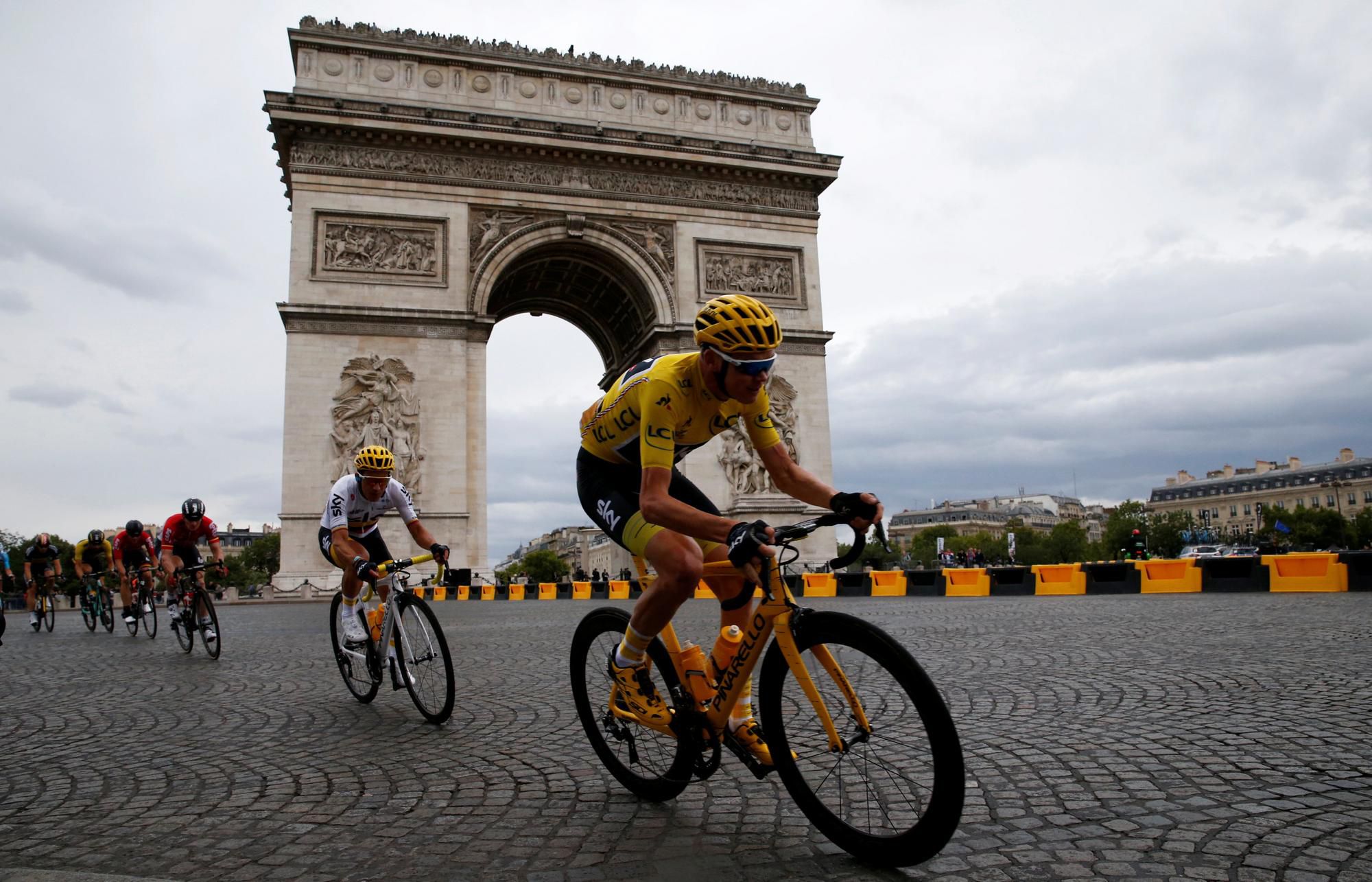 Chris Froome v žltom drese prichádza do cieľa Tour de France v Paríži