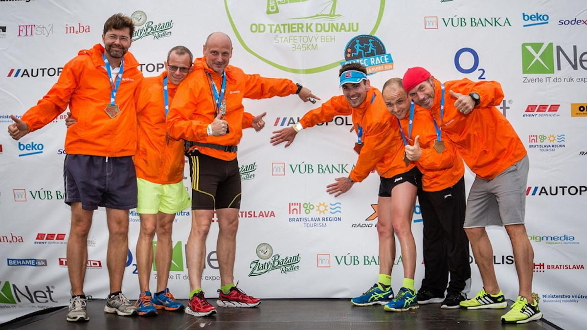 Jeden z Ultras tímov, každý odbehol 6x10 km