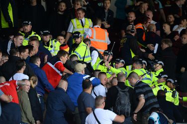 Video: Výtržnosti fanúšikov ukončili zápas Burnley proti Hannoveru