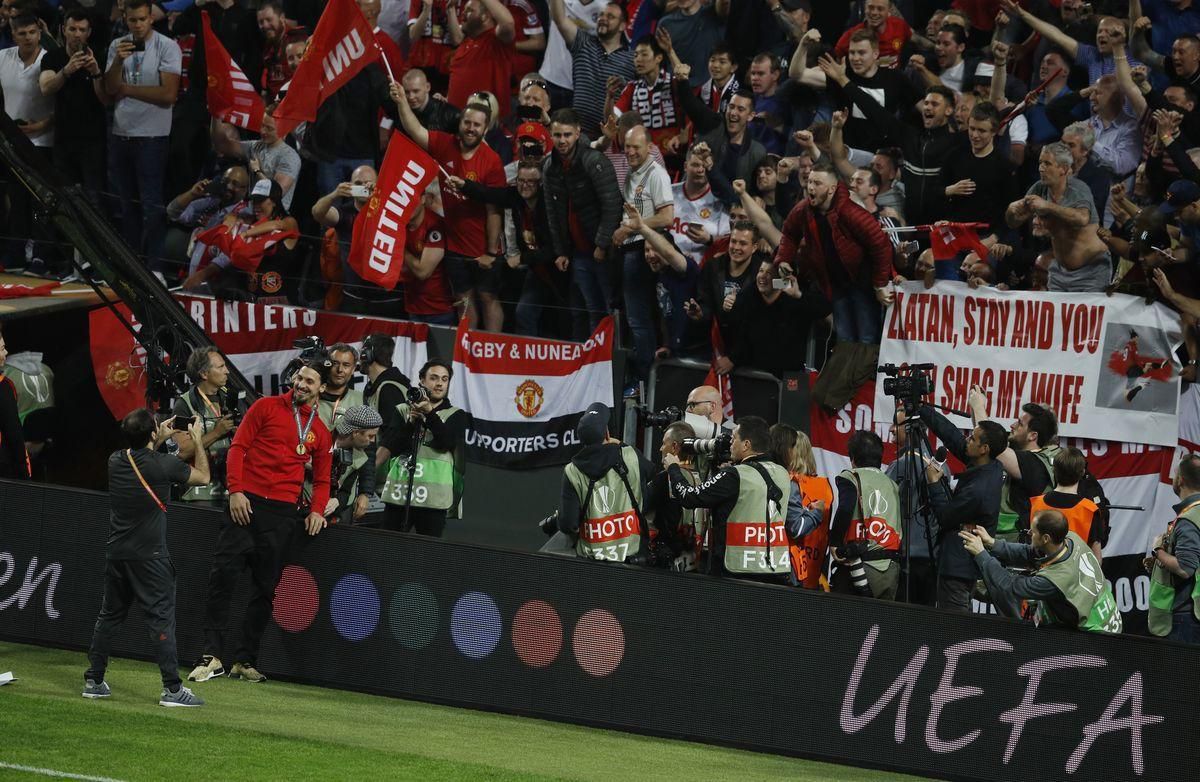 Fanúšik Manchestru United zaskočil transparentom Zlatana Ibrahimoviča