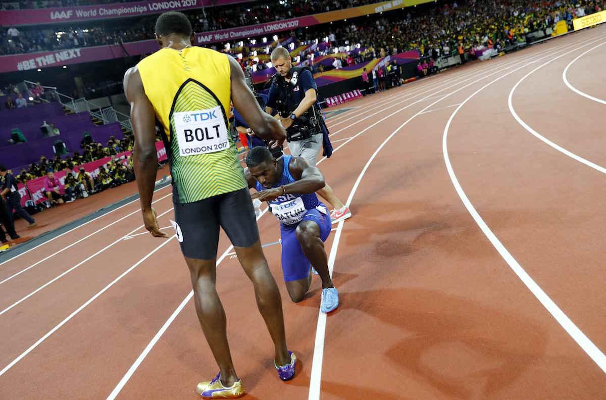Justin Gatlin sa po víťaznom šprinte na atletických MS v Londýne klania Usainovi Boltovi