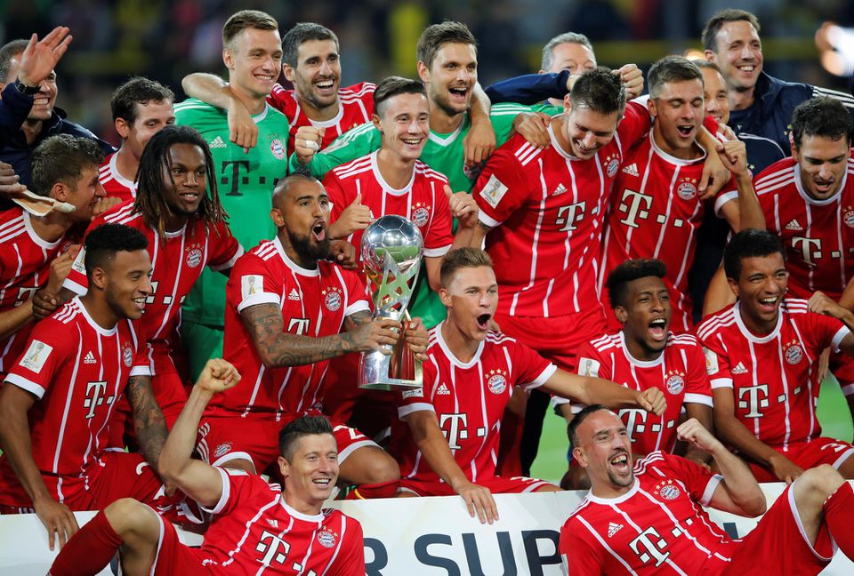 Futbalisti Bayernu Mníchov oslavujú víťazstvo v Superpohári