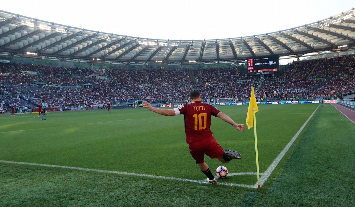 Francesco Totti zahráva jeden z posledných rohových kopov v drese AS Rím.