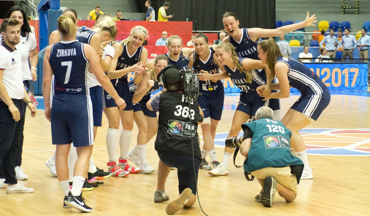 Radosť slovenských basketbalistiek po výhre 82:68 nad Ukrajinou