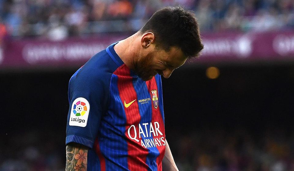 Lionel Messi so sklonenou hlavou.