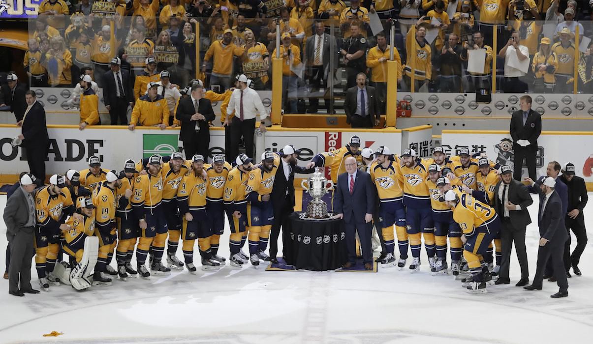 Nashville pózuje s trofejou pre víťaza Západnej konferencie play-off.