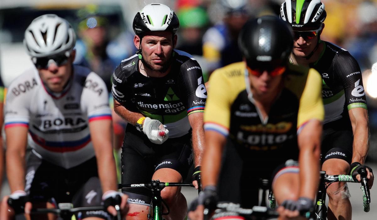 Mark Cavendish po strete so Saganom na Tour de France 2017.