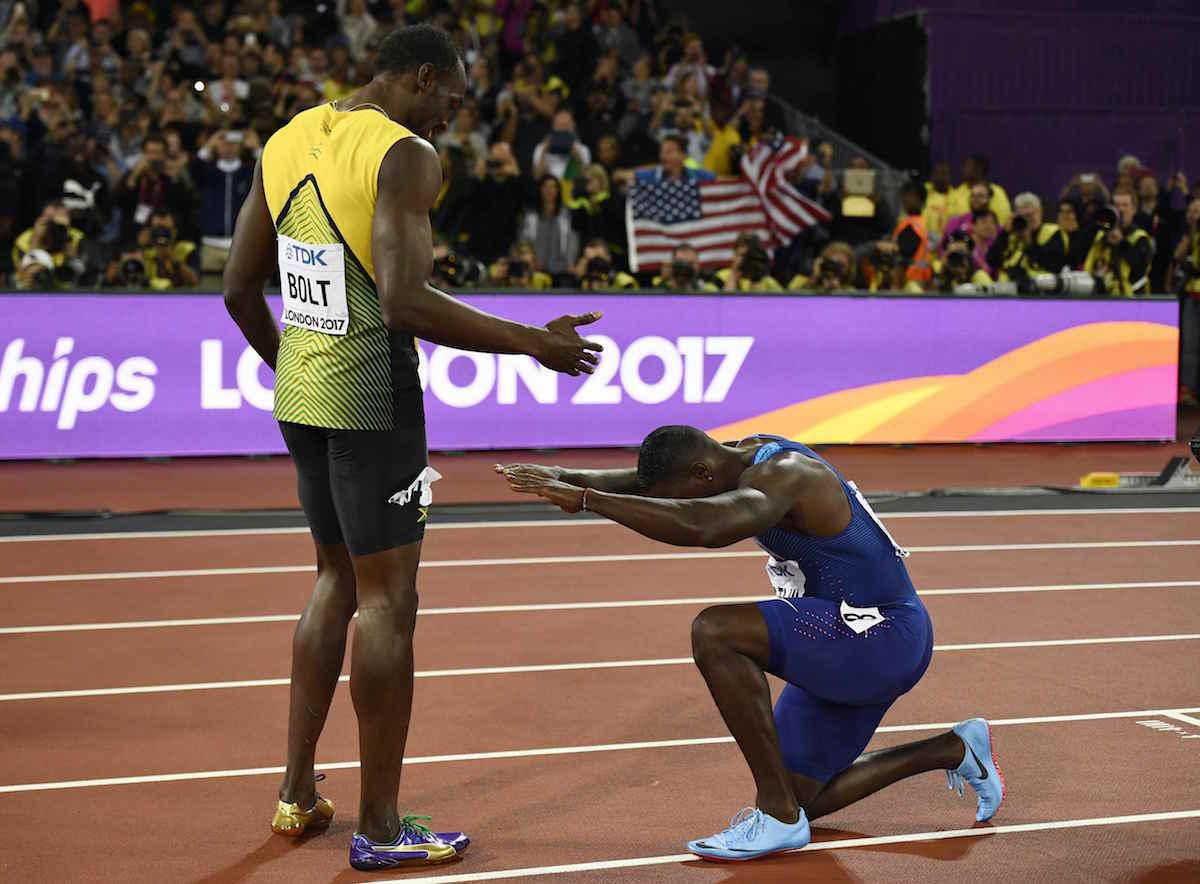 Justin Gatlin sa po víťaznom šprinte na atletických MS v Londýne klania Usainovi Boltovi