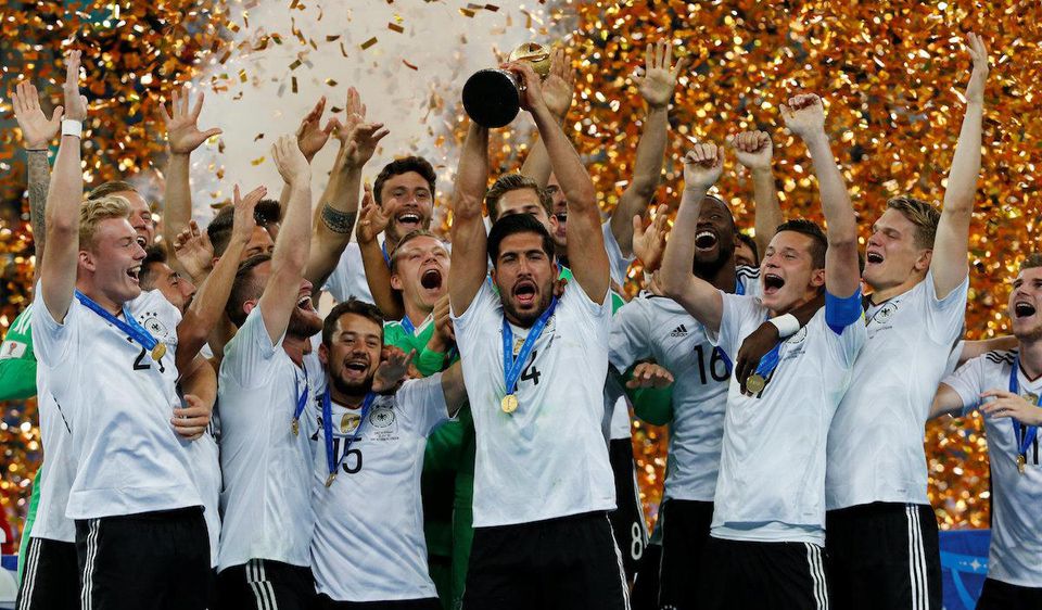 Futbalisti Nemecka oslavujú