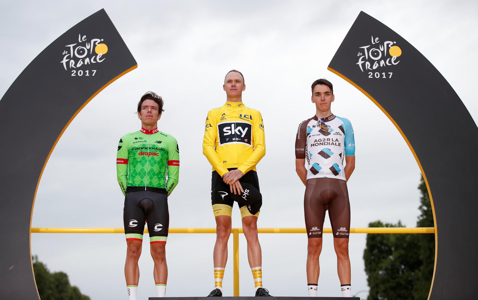 Fabio Aru, Chris Froome a Romain Bardet na stupni víťazov (Tour de France 2017)
