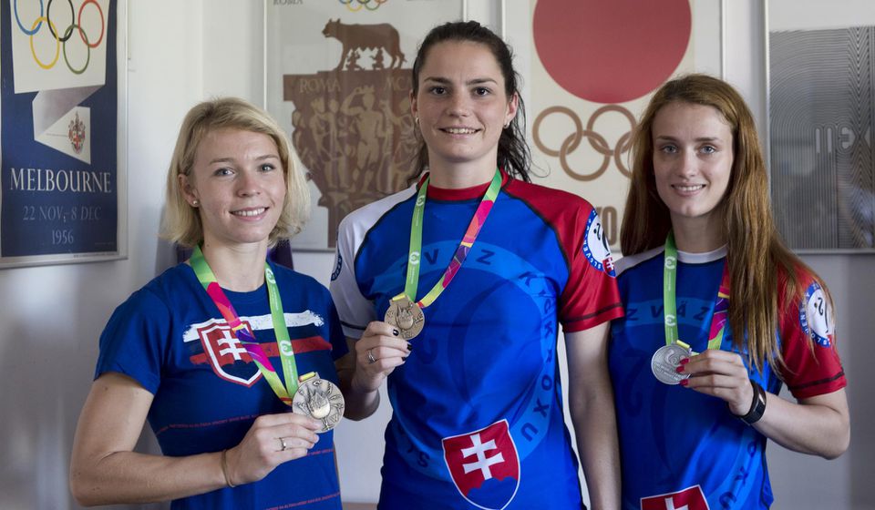 Karatistka Ingrida Suchánková,  kickboxerky Monika Chochlíková a Veronika Cmárová s medailami zo Svetových hier