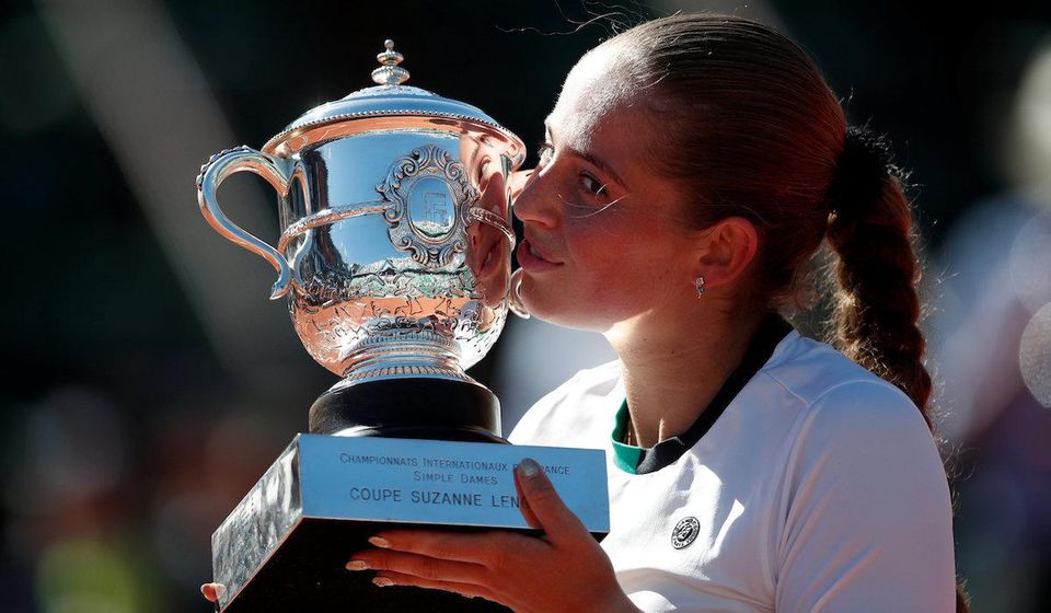 Jelena Ostapenková s trofejou pre víťazku Roland Garros