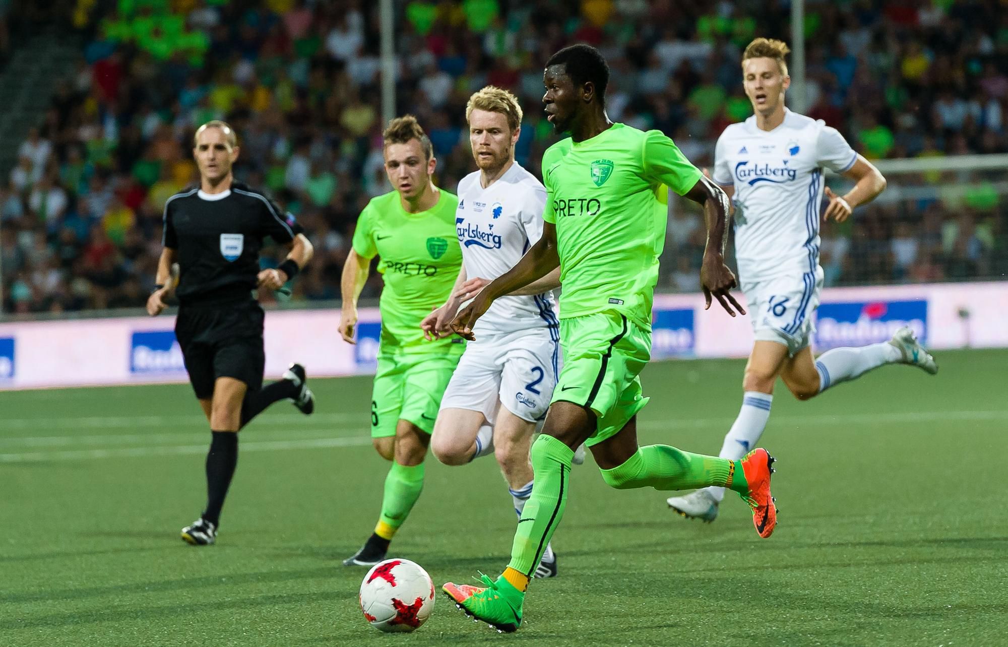 Yusuf Otubanjo a Miroslav Káčer z MŠK Žilina, v pozadí Ján Greguš z FC Kodaň