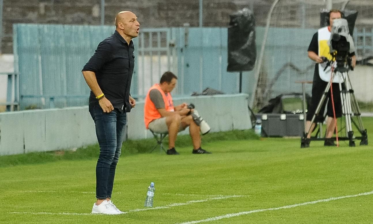 Adrián Guľa, tréner MŠK Žiliny rozdáva pokyny spoza postrannej čiary