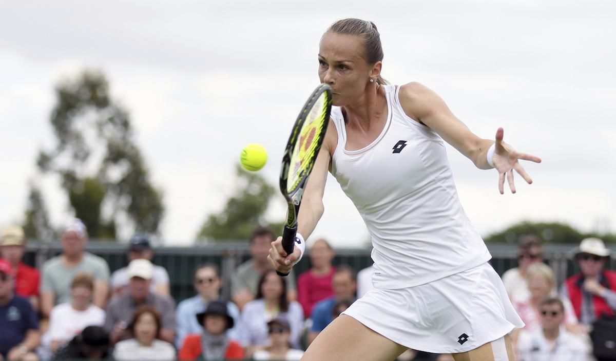 Magdaléna Rybáriková počas zápasu na Wimbledone.