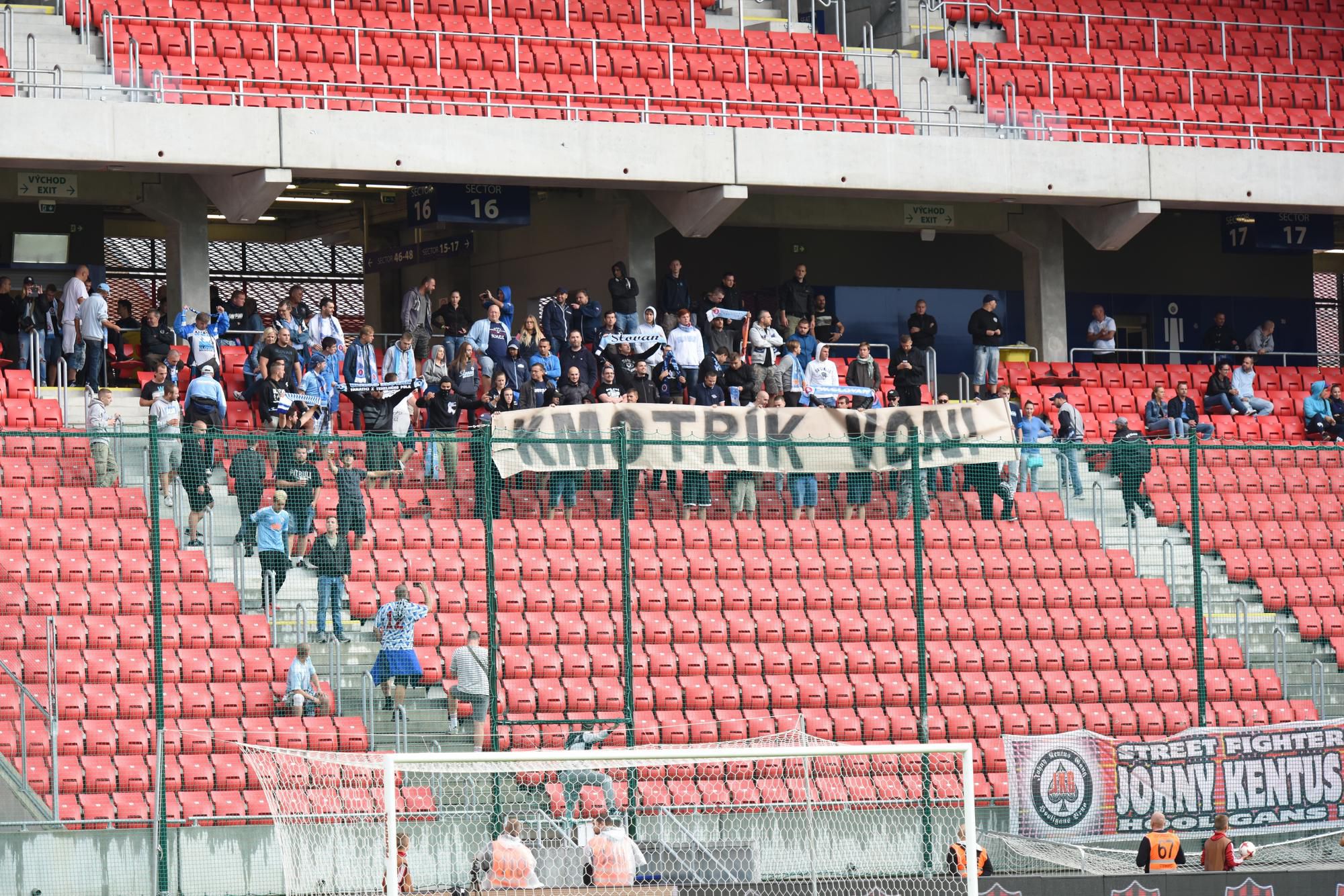 Fanúšikovia Slovana počas 5. kola Fortuna ligy medzi FC Spartak Trnava - ŠK Slovan Bratislava