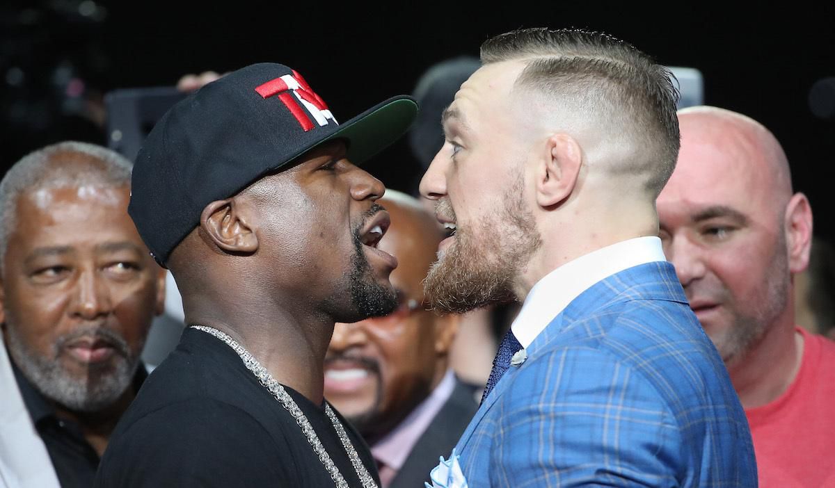 Floyd Mayweather a Conor McGregor počas tlačovky v Toronte.