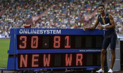 Video: Zlatá tretra: Van Niekerk zabehol na 300 m svetový výkon histórie