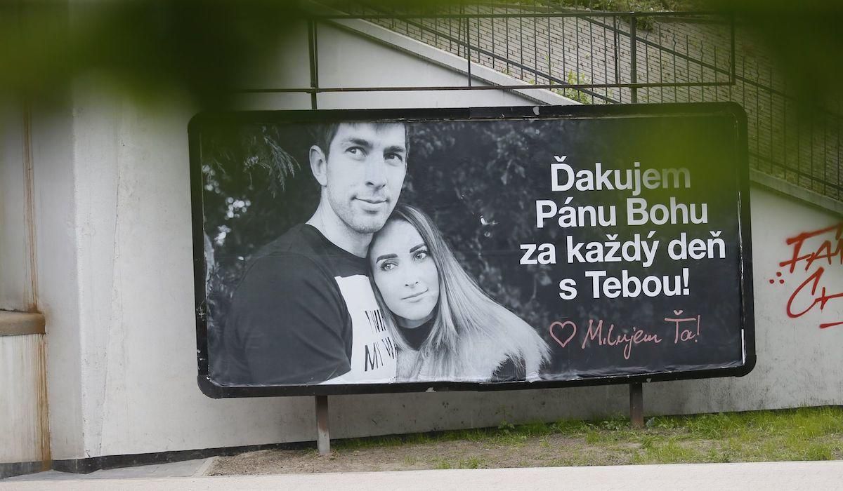 Dušan Kuciak s manželkou Luciou na billboard‎e