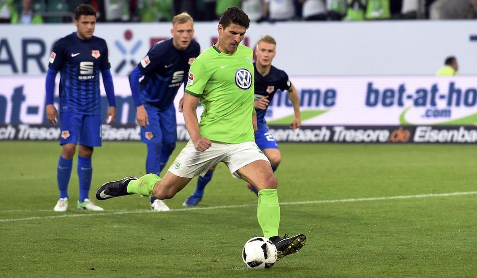 Mario Gomez z Wolfsburgu premieňa penaltu