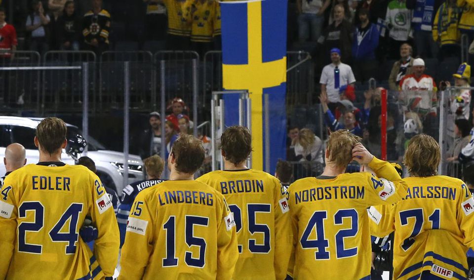 Švédski hokejisti po semifinálovom zápase s Fínskom