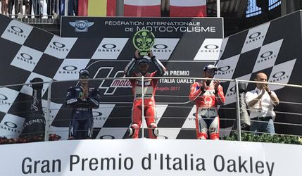 VC Talianska MotoGP: Dovizioso víťazom, jazdci si uctili Haydena