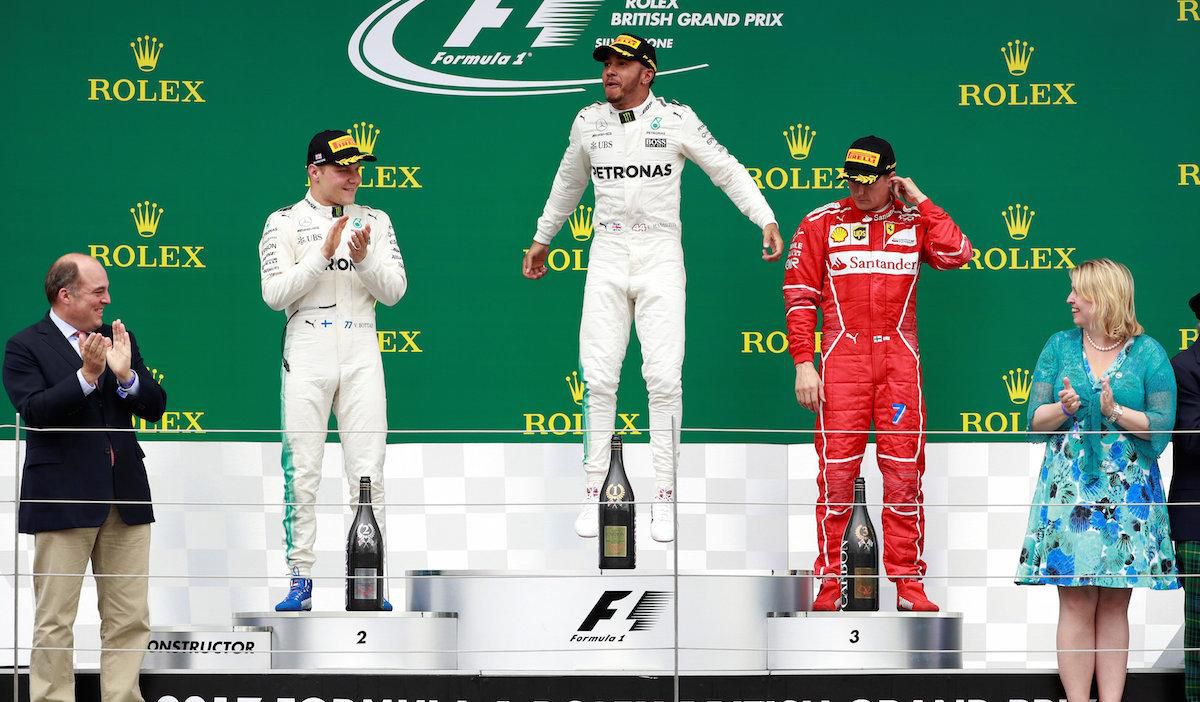 Lewis Hamilton na stupni víťazov po VC Veľkej Británie.