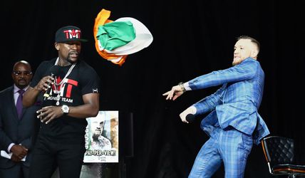 Video: Mayweather ponížil McGregora, diváci v Toronte ho vybučali