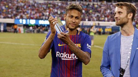 Video: Neymar sa po El Clásicu lúčil v šatni Realu. Dostal aj darček