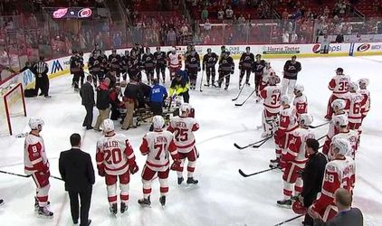 Video: Hrozivé zranenie v NHL, brankára odnášali z ľadu na nosidlách
