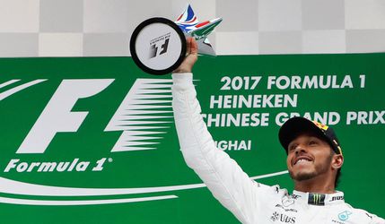 VC Číny: Hamilton zdolal Vettela a dosiahol prvé víťazstvo v sezóne