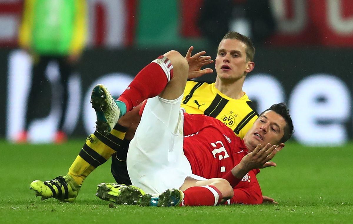 Sven Bender Robert Lewandowski Borussia Dortmund Bayern Mnichov apr17 Reuters